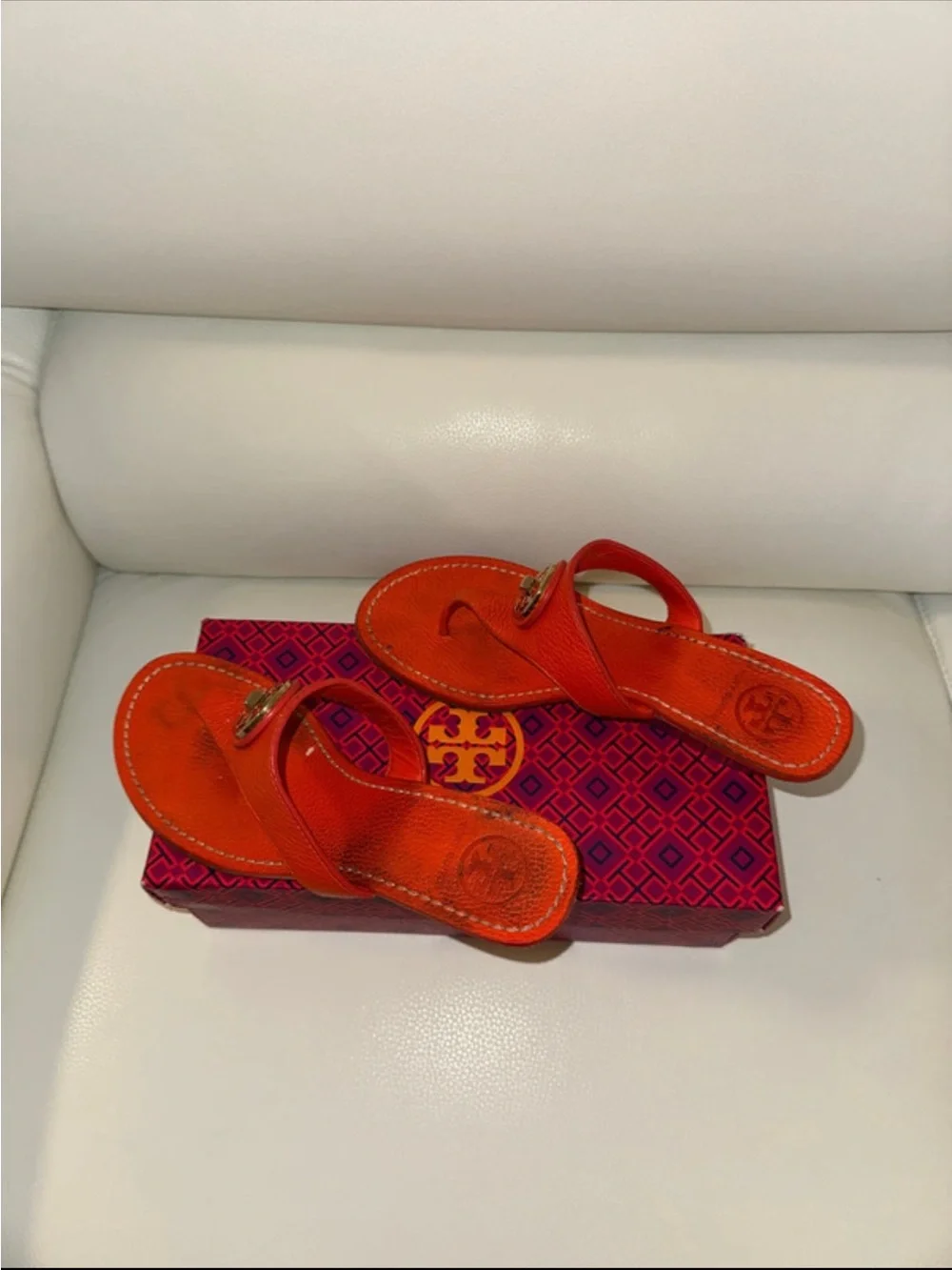 TORY BURCH ORANGE LEATHER THONG SANDALS WITH LOGO MEDALLION